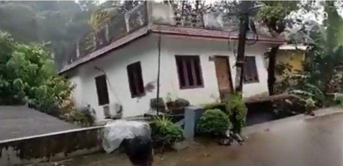 കുത്തിയൊലിച്ച് വെള്ളം; ഇരുനില വീട് പൂര്‍ണമായി പുഴയിലേക്ക് വീണു, ഞെട്ടിക്കുന്ന വീഡിയോ