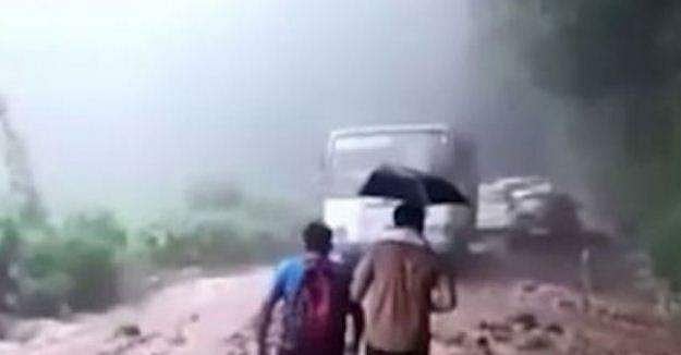കുട്ടിയും ഒരാളും ഒഴുകിവരുന്നു, ചാടി പിടിച്ച് വണ്ടിയിൽ കയറ്റി; പുല്ലുപാറയിൽ രക്ഷകരായി കെഎസ്ആർടിസി ജീവനക്കാർ