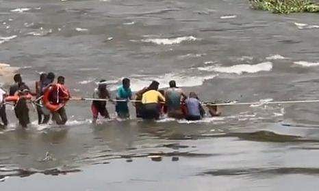 ഡാം തുറന്നുവിട്ടു; കുത്തിയൊഴുകി വെള്ളം; ബൈക്കും യാത്രികനും ഒലിച്ചുപോയി; ഒടുവിൽ...