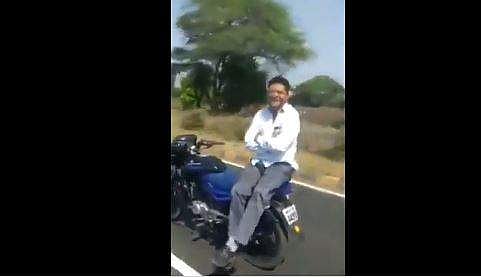 ഇലോണ്‍ മസ്‌ക് ഇത് കണ്ടോ?; ഡ്രൈവര്‍ ഇല്ലാത്ത ഇന്ത്യന്‍ ബൈക്ക്- വൈറല്‍ വീഡിയോ 