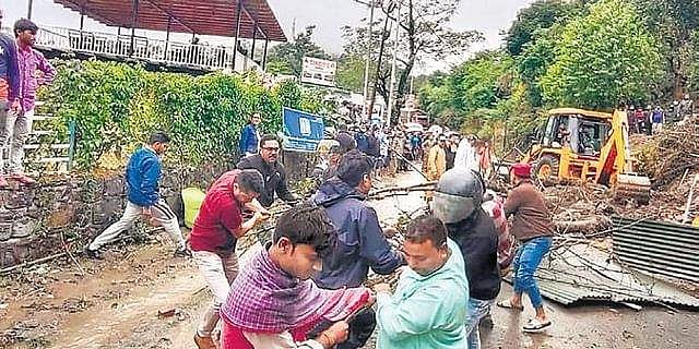 റാണിഖേതും അല്‍മോറയും ഒറ്റപ്പെട്ടു, ഇന്ധനം അടിയന്തര ആവശ്യങ്ങള്‍ക്ക് മാത്രം; ദുരിതപ്പെയ്ത്തില്‍ വിറങ്ങലിച്ച് ഉത്തരാഖണ്ഡ്, മരണം 46 ആയി- വീഡിയോ 