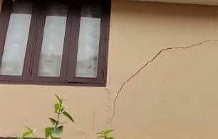ചുമരുകള്‍ വിണ്ടുകീറുന്നു; വീടുകള്‍ ഇടിയുന്നു; നെയ്യാറ്റിന്‍കരയില്‍ വീടുകള്‍ താമസയോഗ്യമല്ലാതാകുന്നു