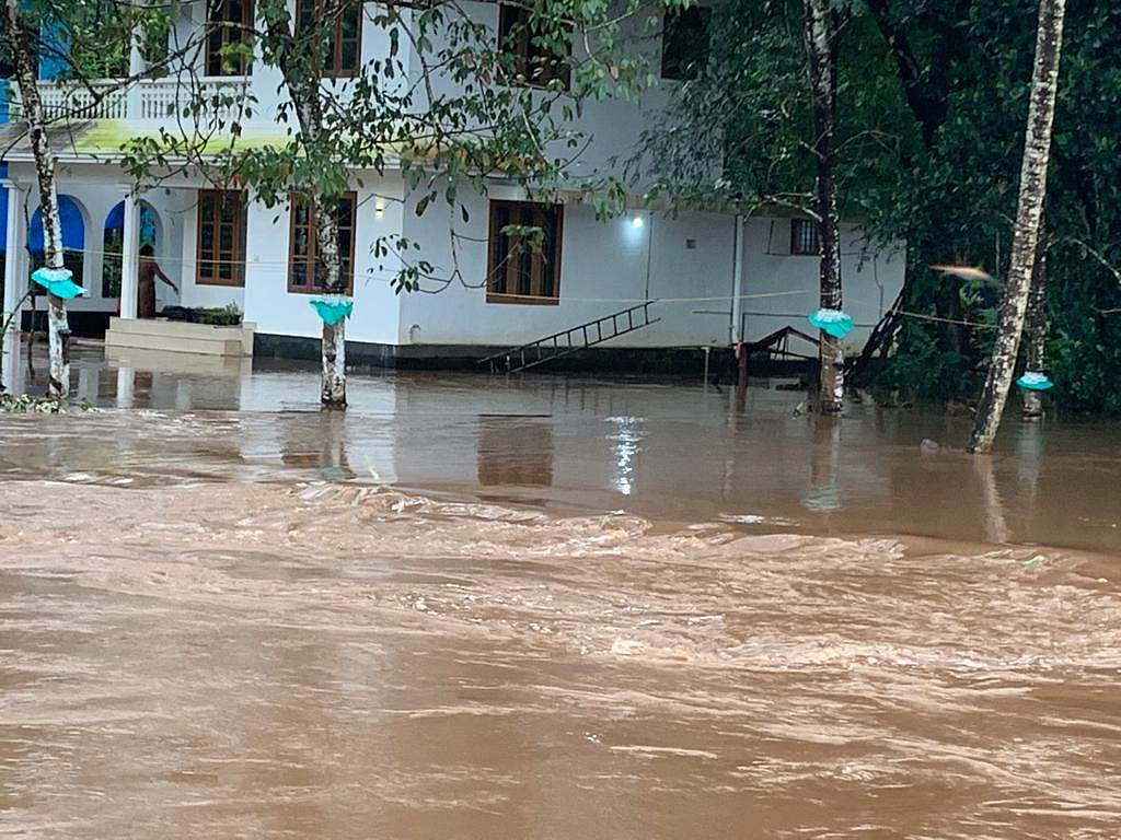 രാത്രിയില്‍ പെരുമഴ; ചാലക്കുടിയില്‍ മലവെള്ളപ്പാച്ചില്‍, വീടുകളില്‍ വെള്ളം കയറി (വീഡിയോ)