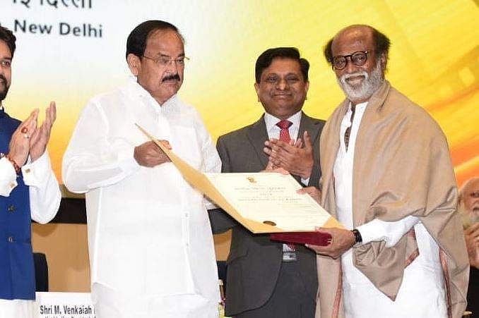 'കണ്ടക്ടറായിരുന്നപ്പോൾ എന്റെ കഴിവ് തിരിച്ചറിഞ്ഞ കൂട്ടുകാരൻ', ബസ് ഡ്രൈവറിന് ഫാൽക്കെ അവാർഡ് സമർപ്പിച്ച് രജനീകാന്ത്, വിഡിയോ