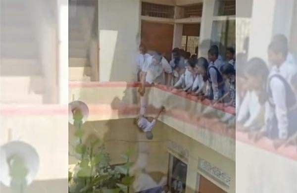രണ്ടാം ക്ലാസുകാരനെ തലകീഴായി തൂക്കിപ്പിടിച്ച് പ്രിന്‍സിപ്പല്‍; വികൃതി കാണിച്ചതിന് 'ശിക്ഷ'; അന്വേഷണം