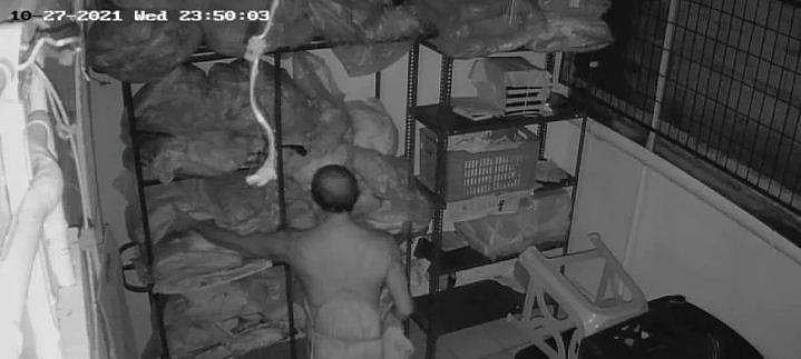 പൂര്‍ണ നഗ്നനായി കള്ളന്‍, എംഎല്‍എയുടെ കടയില്‍ മോഷണം; തുണിക്കെട്ടുമെടുത്ത് സ്ഥലം വിട്ടു; സിസിടിവിയില്‍ കുടുങ്ങി