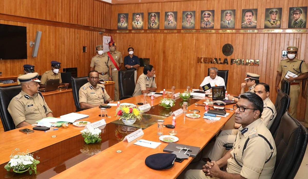 പൊലീസുകാര്‍ ഹണിട്രാപ്പില്‍പ്പെടുന്നത് നാണക്കേട്, ഉദ്യോഗസ്ഥര്‍ അനാവശ്യ ചടങ്ങുകളില്‍ പങ്കെടുക്കരുത്: മുന്നറിയിപ്പുമായി മുഖ്യമന്ത്രി പിണറായി വിജയന്‍ 
