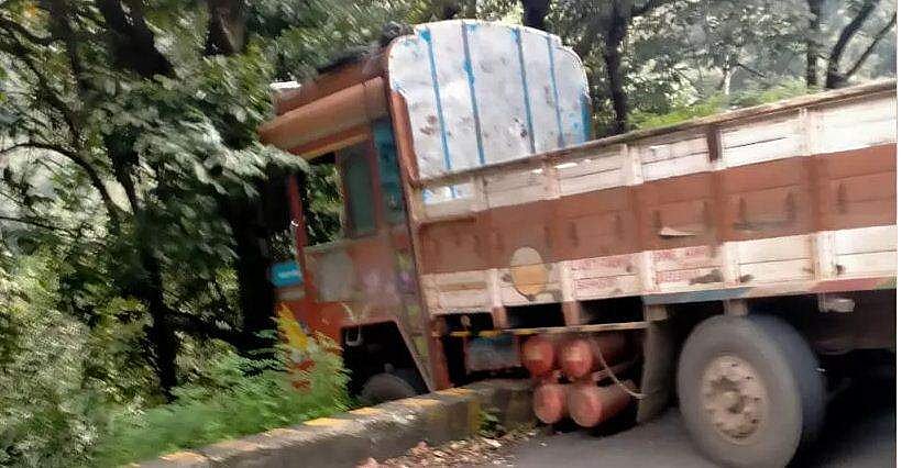 വയനാട് ചുരത്തില്‍ ലോറി മറിഞ്ഞു; ഗതാഗതം തടസ്സപ്പെട്ടു