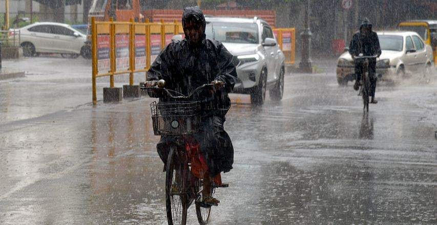 ന്യൂനമര്‍ദം തമിഴ്‌നാട് തീരത്തിന് സമീപം; മഴ മുന്നറിയിപ്പില്‍ മാറ്റം; 13 ജില്ലകളില്‍ യെല്ലോ അലര്‍ട്ട്