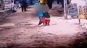 ഒഴിഞ്ഞുമാറാന്‍ ശ്രമിച്ചു, നടന്നില്ല; നടുറോഡില്‍ യുവതിയെ കഴുത്തറുത്ത് കൊന്നു; നാട്ടുകാര്‍ പിടി കൂടി പൊലീസില്‍ ഏല്‍പ്പിച്ചു