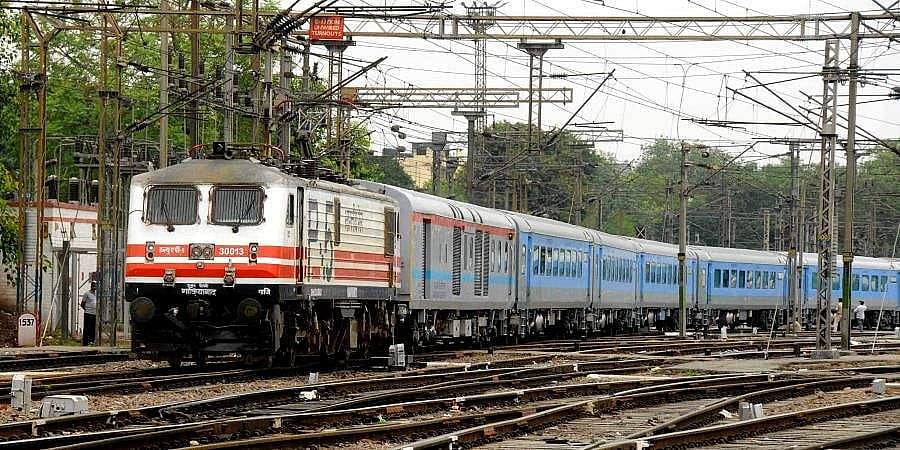 റെയില്‍ പാളത്തില്‍ വീണ് അനങ്ങാനാവാതെ വിജയന്‍, ഐലന്‍ഡ് എക്‌സ്പ്രസ് അടുത്തെത്തി; രക്ഷകരായി അമ്മയും മകനും
