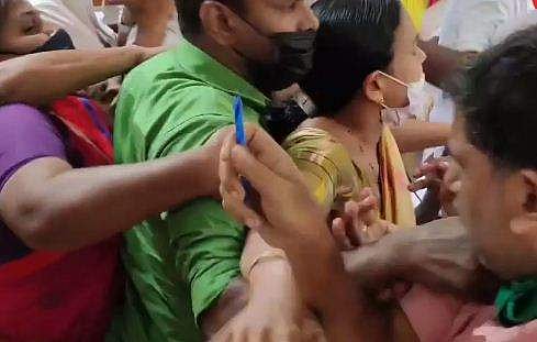 കരുവന്നൂര്‍ ബാങ്ക് തട്ടിപ്പ് : ഇരിങ്ങാലക്കുട നഗരസഭയില്‍ കയ്യാങ്കളി ; എല്‍ഡിഎഫ്-യുഡിഎഫ് അംഗങ്ങള്‍ ഏറ്റുമുട്ടി