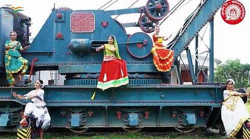 ഓര്‍മയില്ലേ ആ ഗൃഹാതുര ഗാനം? 'മിലേ സുര്‍ മേര തുമാര' പുനരാവിഷ്‌കരിച്ച് റെയില്‍വേ; വീഡിയോ വൈറല്‍