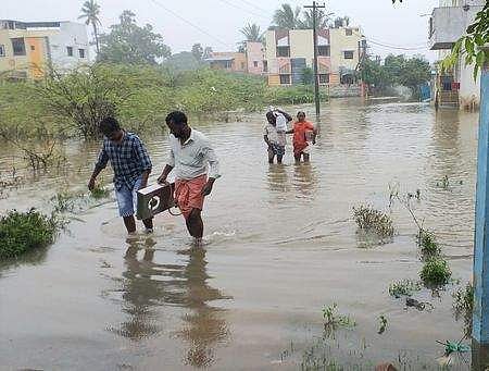 തമിഴ്നാട്ടില് കനത്ത മഴ തുടരുന്നു; താഴ്ന്ന പ്രദേശങ്ങള് വെള്ളത്തിനടിയില്; മഴക്കെടുതിയില് മരണം 12 ആയി; 13 ജില്ലകളില് സ്കൂളുകള്ക്ക് അവധി