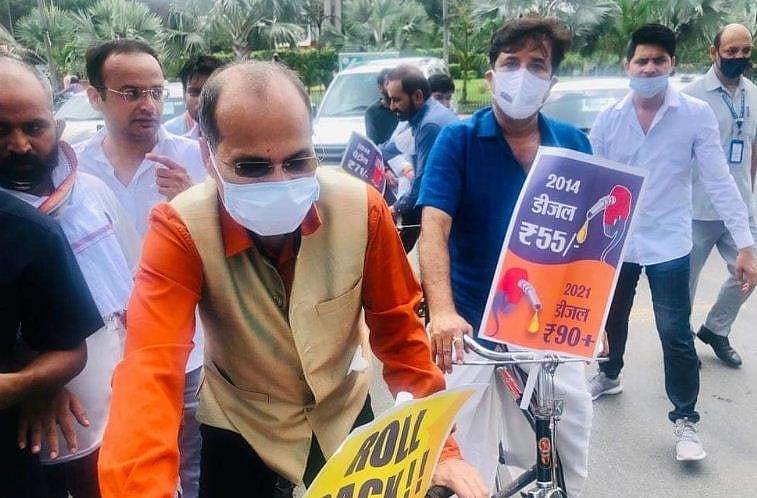 'സൈക്കിൾ ചവിട്ടി സമരത്തിൽ പങ്കെടുത്തു'- വിഡി സതീശൻ മാപ്പ് പറയണമെന്ന് ആരിഫ് എംപി