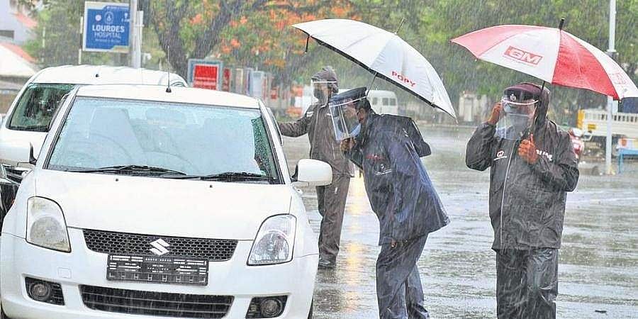 കനത്ത മഴ: അടിയന്തര രക്ഷാ പ്രവര്ത്തനത്തിന് സജ്ജരാകാന് പൊലീസിന് നിര്ദേശം