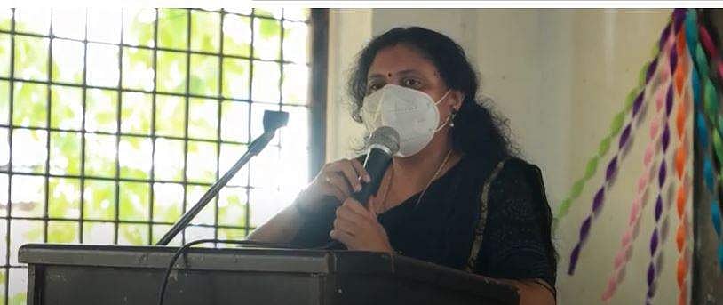 'മകള്‍ക്ക് പാടിക്കൊടുക്കുന്ന താരാട്ട്'; സ്‌കൂളിലെത്തിയ കുട്ടികളെ പാട്ടുംപാടി കയ്യിലെടുത്ത് കലക്ടര്‍