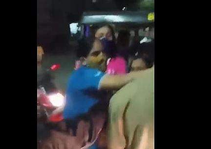 കടന്നുപോകാന്‍ വഴി നല്‍കിയില്ല; ആള്‍ക്കൂട്ടം നോക്കിനില്‍ക്കേ തുടര്‍ച്ചയായി ക്യാബ് ഡ്രൈവറിന്റെ മുഖത്തടിച്ച് യുവതി- വീഡിയോ 