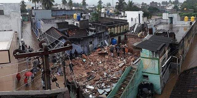 കനത്ത മഴയില്‍ വീടിന് മുകളില്‍ മതില്‍ ഇടിഞ്ഞുവീണു; വെല്ലൂരില്‍ 4 കുട്ടികള്‍ ഉള്‍പ്പടെ 9 പേര്‍ മരിച്ചു