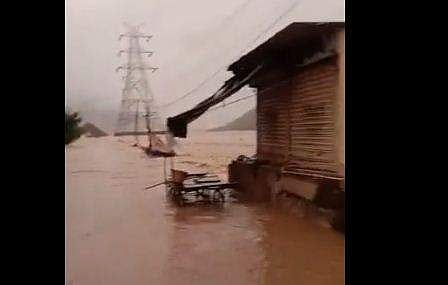 ആന്ധ്രയില്‍ മിന്നല്‍ പ്രളയം, മൂന്ന് പേര്‍ മരിച്ചു; നിരവധിപ്പേരെ കാണാനില്ല- വീഡിയോ 
