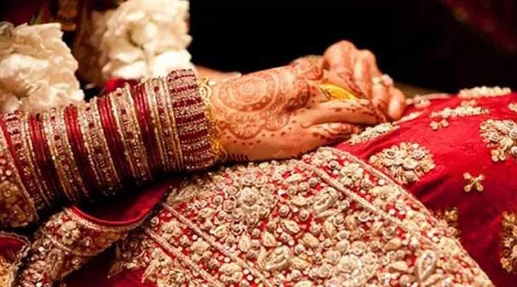 വിവാഹ ചടങ്ങിനിടെ വധു കുഴഞ്ഞുവീണു മരിച്ചു; വിഷം അകത്തുചെന്നെന്ന് പൊലീസ്, അന്വേഷണം 