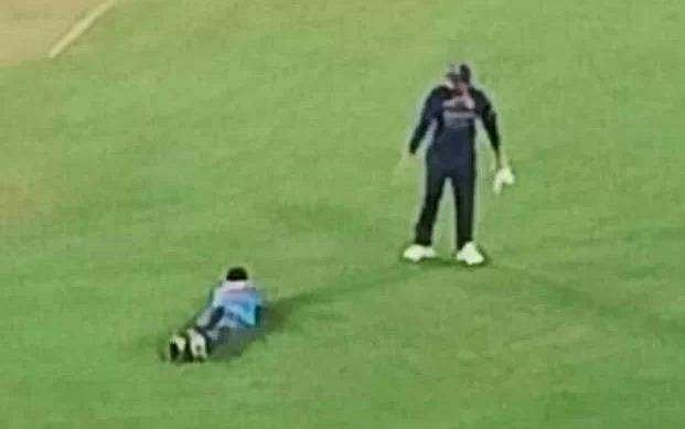 റാഞ്ചിയില്‍ ഗ്രൗണ്ട് കയ്യടക്കി രോഹിത് ശര്‍മയുടെ ആരാധകന്‍, കാലില്‍ തൊടാന്‍ ശ്രമം(വീഡിയോ)