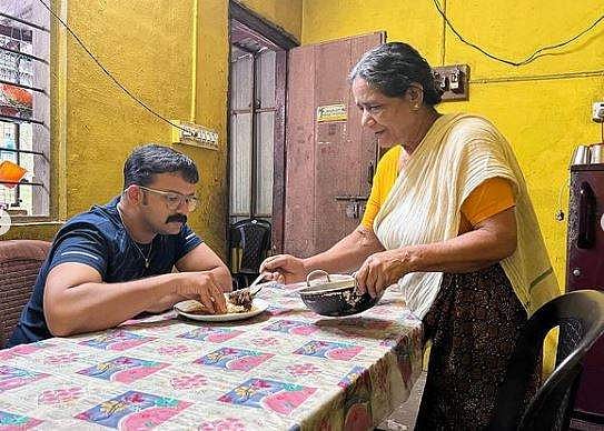 'ഇവിടത്തെ കൊച്ചിന് സ്‍കൂളില്‍ കൊണ്ടുപോകാൻ ഉണ്ടാക്കിയതാ, കൊറച്ച് മോനും കഴിച്ചോ'; അമ്മ സ്നേഹം പങ്കുവച്ച് ജയസൂര്യ