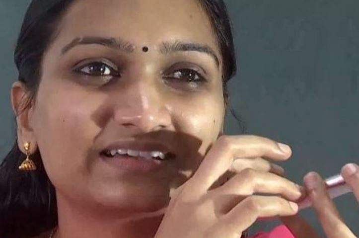 'എൻറെ കണ്ണായിരുന്നു അത്'; മോഷ്ടിച്ച ആ ലാപ്‌ടോപ്പ്‌ തിരികെ തരൂ, പണം തരാം: കരുണ കാത്ത് സായൂജ്യ 