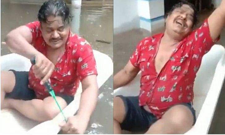 ബാത് ടബ്ബ് തോണിയാക്കി, ഷട്ടിൽ ബാറ്റുകൊണ്ട് തുഴ; പ്രതിഷേധവുമായി നടൻ മൻസൂർ അലി ഖാൻ 