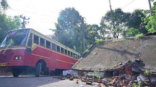 കെഎസ്ആർടിസി ബസ് വെയ്റ്റിങ് ഷെഡിലേക്ക് ഇടിച്ചുകയറി അപകടം: ഒരാൾ മരിച്ചു 