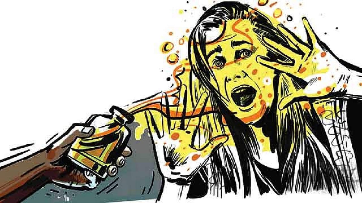 വയനാട്ടില് ഭാര്യയ്ക്കും മകള്ക്കും നേരെ യുവാവിന്റെ ആസിഡ് ആക്രമണം; ബൈക്കില് രക്ഷപ്പെട്ടു, തെരച്ചില്