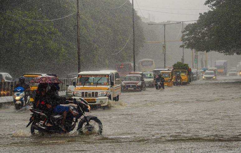 കനത്ത മഴ: എട്ടു വിമാനങ്ങള്‍ റദ്ദാക്കി, തമിഴ്‌നാട്ടില്‍ നാളെയും റെഡ് അലര്‍ട്ട്