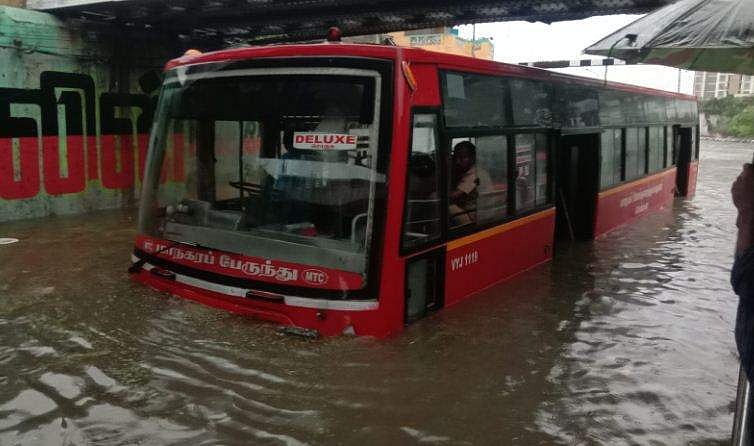 തമിഴ്‌നാട്ടില്‍ കനത്ത മഴ തുടരുന്നു; നിരവധി പേരെ മാറ്റിപ്പാര്‍പ്പിച്ചു, സ്‌കൂളുകള്‍ക്കും സര്‍ക്കാര്‍ ഓഫീസുകള്‍ക്കും അവധി