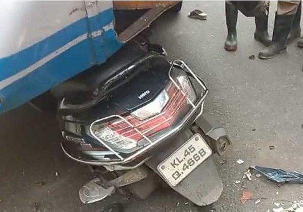 കെഎസ്ആര്‍ടിസി ബസിന് പിന്നില്‍ സ്‌കൂട്ടര്‍ ഇടിച്ചുകയറി; അഞ്ചുവയസ്സുകാരനും അച്ഛനും മരിച്ചു