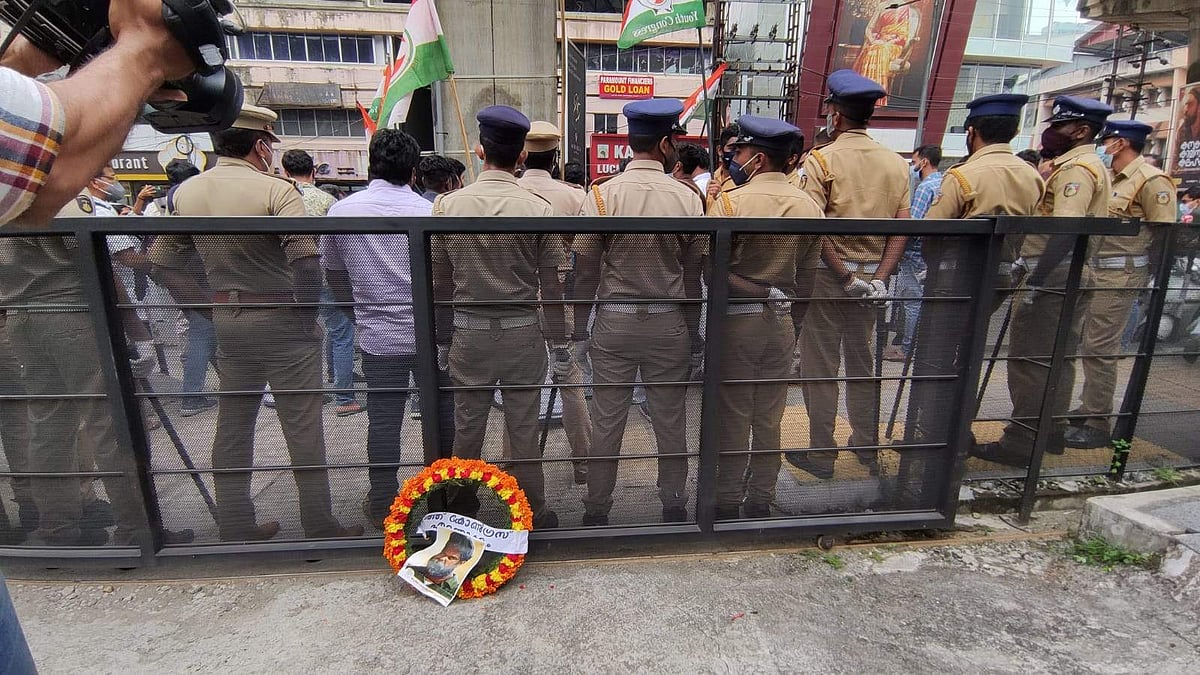 നടന്‍ ജോജുവിന് റീത്ത് വച്ച് യൂത്ത് കോണ്‍ഗ്രസ്; വീഡിയോ