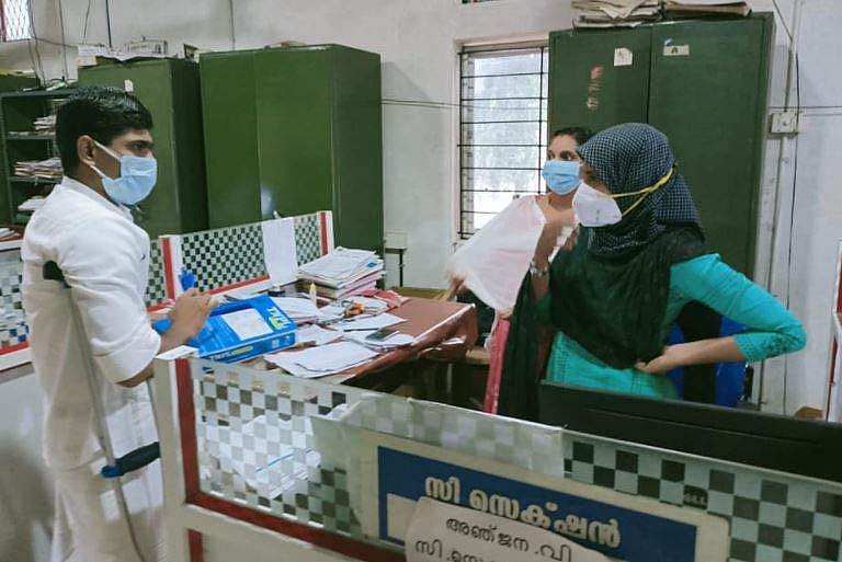 വെള്ളക്കടലാസ് ചോദിച്ചപ്പോൾ പുറത്തു പോയി വാങ്ങാൻ മറുപടി; ഒരു ബണ്ടിൽ പേപ്പർ എത്തിച്ച് പഞ്ചായത്ത് പ്രസിഡന്റിന്റെ പ്രതിഷേധം