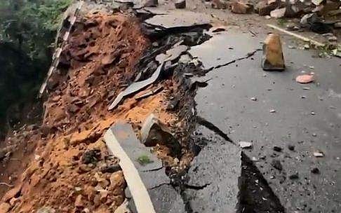 തിരുപ്പതി ക്ഷേത്രത്തിലേക്കുള്ള യാത്രക്കിടെ ഉരുള്‍പൊട്ടല്‍, റോഡിലേക്ക് കൂറ്റന്‍ പാറക്കല്ലുകള്‍; അത്ഭുതകരമായി രക്ഷപ്പെട്ട് തീര്‍ഥാടകര്‍- വീഡിയോ