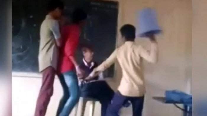 കുപ്പത്തൊട്ടി അധ്യാപകന്റെ തലയില്‍ കമിഴ്ത്തി; ക്ലാസ് മുറിക്കുള്ളില്‍ കുട്ടികളുടെ അക്രമം, അന്വേഷണം