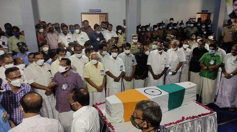 നാടൊഴുകിയെത്തി, പ്രദീപിന് അന്ത്യയാത്രാമൊഴിയേകാന്‍; വികാരനിര്‍ഭര യാത്രയയപ്പ് ( വിഡിയോ)