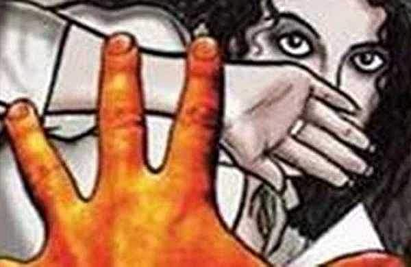 മോഷണക്കേസില്‍ പ്രതിയായി; പ്രണയം അവസാനിപ്പിച്ച് കാമുകി, വീട്ടില്‍ കയറി സീലിങ് ഫാനില്‍ കെട്ടിതൂക്കി കൊല്ലാന്‍ ശ്രമം