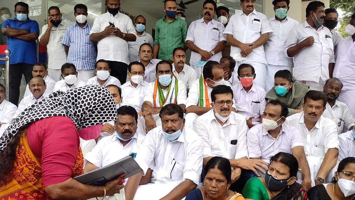 മൊഫിയ കേസ്: യൂത്ത് കോണ്‍ഗ്രസ് പ്രവര്‍ത്തകര്‍ക്ക് തീവ്രവാദബന്ധം; രണ്ട് പൊലീസുകാര്‍ക്ക് സസ്‌പെന്‍ഷന്‍