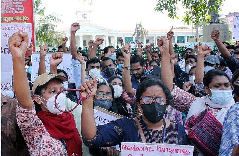 സമരം പതിനാലാം ദിവസത്തിലേക്ക്; പിജി ഡോക്ടര്‍മാരുമായി ഇന്ന് ചര്‍ച്ച; സമവായത്തിന് സര്‍ക്കാര്‍ 