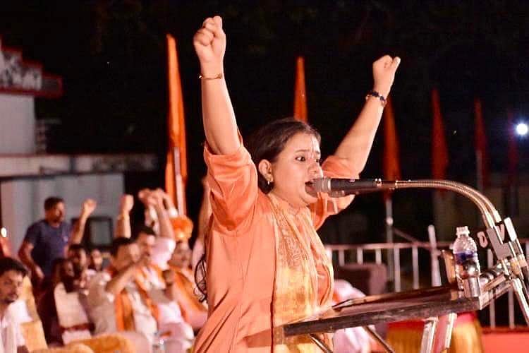 മൊബൈല്‍ ഫോണിനായി ലക്ഷങ്ങള്‍ ചെലവഴിക്കുന്നു; പശുക്കളുടെ സംരക്ഷണത്തിനായി വാളുകള്‍ വാങ്ങണമെന്ന് വിഎച്ച്പി നേതാവ്