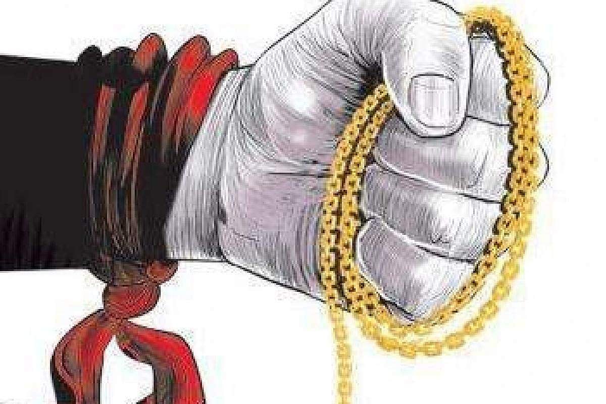 കണ്ണിൽ മുളകുപൊടി വിതറി സ്വർണമാല പൊട്ടിച്ചു; ‘‘ചേച്ചി ക്ഷമിക്കണം’’ കുടുംബസമേതം തിരിച്ചെത്തി മോഷ്ടാവ് 