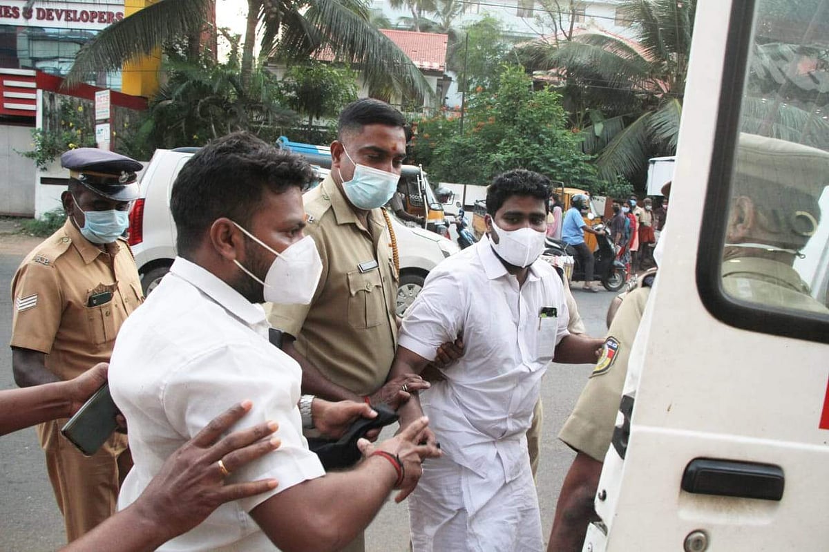 മന്ത്രി ആര്‍ ബിന്ദുവിനെ കരിങ്കൊടി കാണിക്കാന്‍ ശ്രമിച്ച കെഎസ്‌യു, യൂത്ത് കോണ്‍ഗ്രസ് പ്രവര്‍ത്തകരെ അറസ്റ്റ് ചെയ്തുനീക്കി