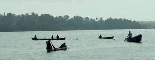 ഒട്ടകം രാജേഷിനെ തിരഞ്ഞുപോയ പൊലീസ് സംഘത്തിന്റെ വള്ളം മുങ്ങി; ഒരു പൊലീസുകാരൻ മരിച്ചു