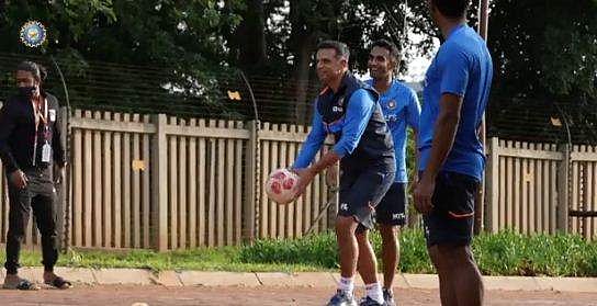 ഫൂട്ട്‌വോളിയില്‍ കൊമ്പുകോര്‍ത്ത് ദ്രാവിഡിന്റേയും കോഹ്‌ലിയുടേയും ടീമുകള്‍; ഒരുക്കം തുടങ്ങി ഇന്ത്യന്‍ സംഘം