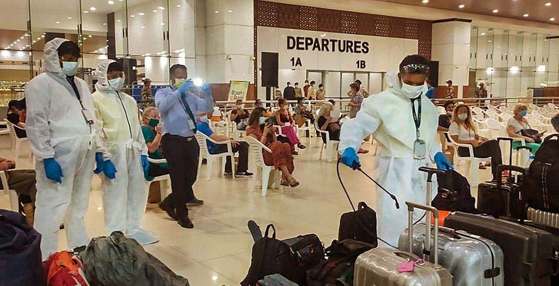 കാല്‍പാദങ്ങളോട് ചേര്‍ത്ത് ഒട്ടിച്ച നിലയില്‍ സ്വര്‍ണം; നെടുമ്പാശേരി വിമാനത്താവളത്തില്‍ സ്വര്‍ണവേട്ട