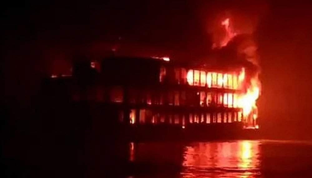 ബംഗ്ലാദേശില്‍ വന്‍ ദുരന്തം: കടത്തു ബോട്ടിനു തീപിടിച്ച് 40 പേര്‍ മരിച്ചു -  വിഡിയോ 