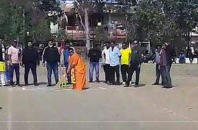 ആരോ​ഗ്യ പ്രശ്നങ്ങൾ ചൂണ്ടിക്കാട്ടി ജാമ്യം നേടി; ക്രിക്കറ്റ് കളിച്ച് പ്രജ്ഞാ സിങ് (വീഡിയോ)